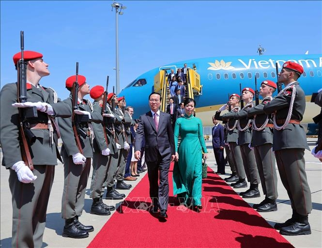 Chủ tịch nước Võ Văn Thưởng tới Vienna, bắt đầu thăm chính thức CH Áo